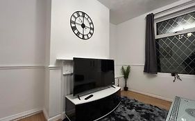 Comfortable, Spacious 2 Bedroom House Close To Etihad Stadium